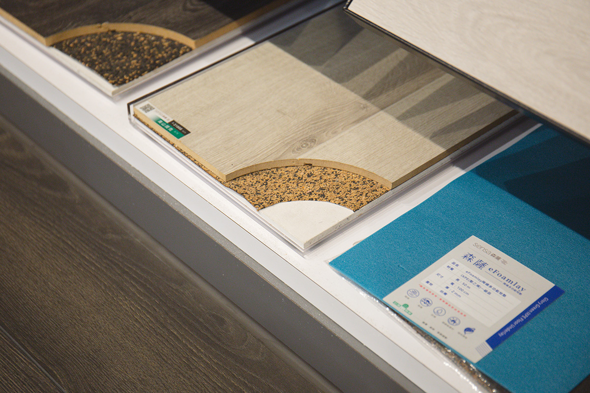 鋪設木地板的防水結構,圖中包含軟木防水墊