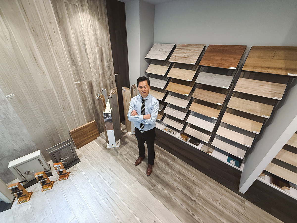 在SENSA德國卡扣式超耐磨木地板前合照